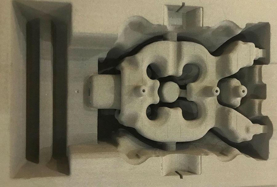 Рис. 2. Напечатанная форма для отливки блока головки цилиндров в сборе с литейными стержнями